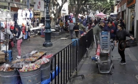 Comercio informal en la calle 5 de Mayo
