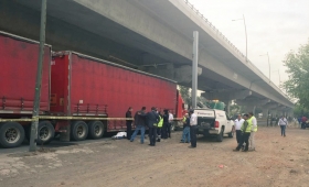 El cuerpo quedó entre las llantas de la pesada unidad  