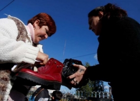 Argentinos recurren al trueque debido a la pobreza