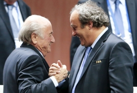 Platini acepta que recibió dinero de Blatter