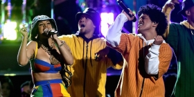 Bruno Mars arrasa con seis premios Grammy