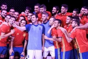 Los jugadores de la Roja presentaron su nueva playera.