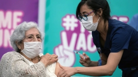 Chile es el país que más rápido vacuna en el mundo