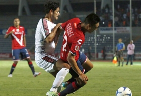 En el partido de ida, los Tiburones también se impusieron sobre los universitarios.