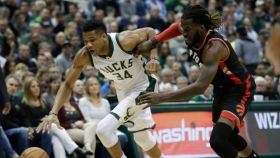 Bucks y Raptors empatados en el Este