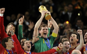Iker levanta la Copa del Mundo en 2010