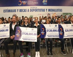 Entregó estímulos y becas a 144 atletas