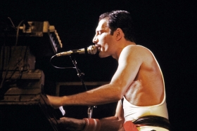 #UnDíaComoHoy Muere Freddie Mercury en 1991