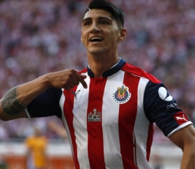 Chivas espera a su delantero Alan Pulido