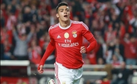 Raúl Jiménez anota golazo con Benfica