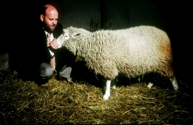 El científico Ian Wilmut fue el responsable de la oveja Dolly, el primer mamífero clonado.