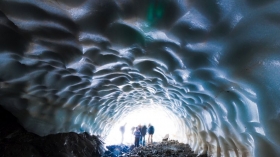 Túnel de hielo que dura sólo un mes