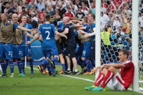Islandia sorprende y califica a octavos