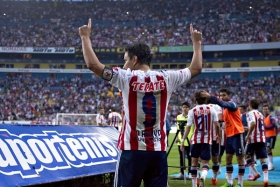 Omar Bravo busca el campeonato de goleo.