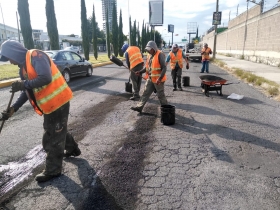Continúa con labores de bacheo en tramos carreteros de Puebla