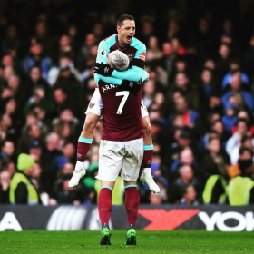 &quot;Chicharito&quot; le marca a su cliente; el Chelsea