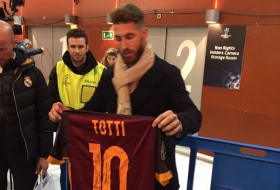Totti pide camiseta autografiada a Sergio Ramos