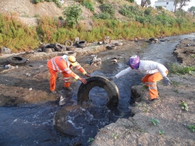 La SISP efectuó limpieza y desazolve con maquinaria en el vaso regulador Puente Negro