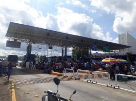 CNTE toma casetas de peaje en Michoacán