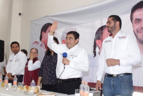 Barbosa se reunió con militantes de la región de Tehuacán 