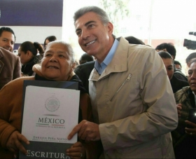 Este jueves entregó 500 títulos de propiedad a los habitantes de la junta auxiliar de San Pablo Xochimehuacán