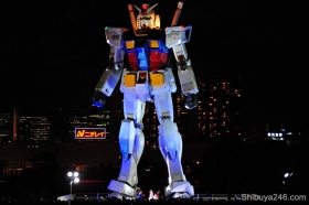 Japón presenta a su robot gigante en parque de diversiones