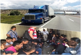 Cae pollero con migrantes