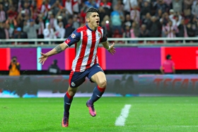 Chivas gana de último minuto a Cruz Azul
