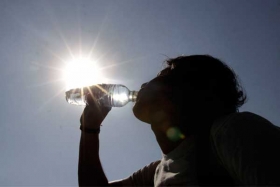 Se recomienda beber más de dos litros de agua diarios 