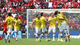 El equipo de León tuvo el esférico en los primeros instantes.