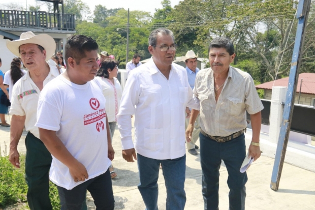 El candidato visitó Francisco Z. Mena y Pantepec, donde refrendó sus compromisos con la región indígena