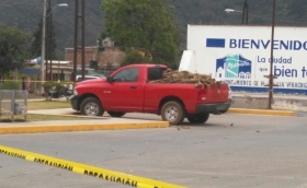 Los cuerpos de los agentes fueron ubicados en la batea de una camioneta Dodge Ram color rojo 