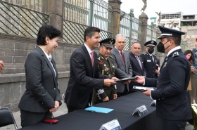 Eduardo Rivera Pérez entrega condecoraciones en el marco del día del Policía