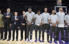 NBA exige a jugadores escuchar de pie el himno de EEUU