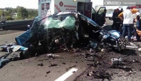 El auto quedó completamente destrozado 