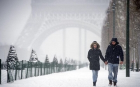 Declaran alerta por nieve en París y en provincias de Francia.
