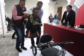 La labor del gobernador es humanitaria, expresó Pánfilo Méndez, quien recibió una silla de ruedas 