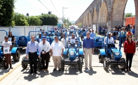 Refrendó su respaldo al sector agropecuario, con entrega de mototractores de última generación