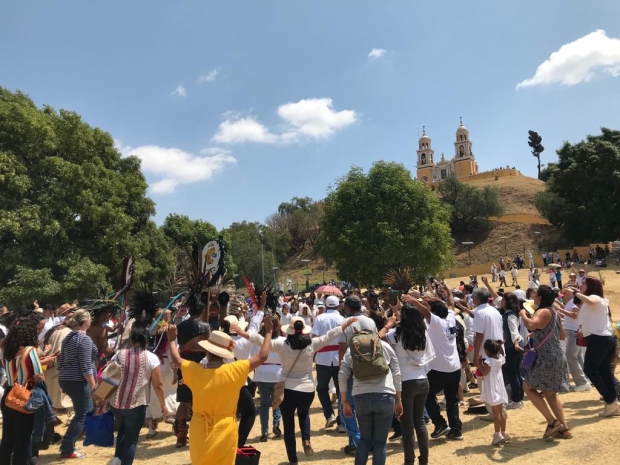 Personas acuden a la Pirámide de Cholula a recibir la energía del sol y el equinoccio de primavera