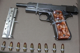 Manejaba un vehículo con reporte de robo y llevaba un arma de fuego abastecida con nueve cartuchos útiles