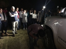 Pobladores le ponchan las llantas a camioneta de AMLO.