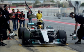 Hamilton, el más rápido en ensayos de F1 en Barcelona