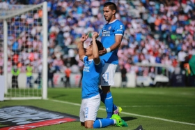 Cruz Azul sorprende a Chivas