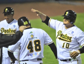 Tapia comanda triunfo de los Pericos