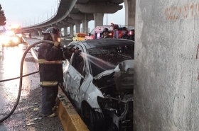 El accidente derivó en el incendio del vehículo particular,