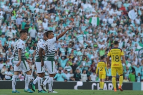 Santos golea al América en semifinal de ida