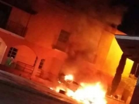 Pobladores incendiaron  un vehículo oficial