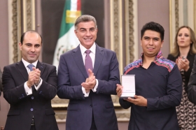 La ceremonia se realizó en el Salón de Plenos del Congreso Local    