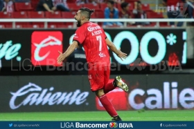 Con golazo de Escoto Lobos vence a Chivas