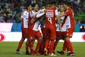 Necaxa de visita golea a León